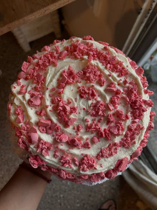 🐟 Producto Pisciano – Balcarce Sagis ♓️
Suave, dulce y un poco soñadora… muy pisciana, básicamente. Un bizcochuelo de vainilla humedecido con café (nuestro pequeño toque), con dulce de leche y un aro generoso de merengue casero en el medio. Afuera, mucha crema chantilly y más merenguitos, porque si vamos a soñar, soñamos en grande.
Amamos mucho esta torta, porque encima de ser todo lo que un dulcero ama, es un POSTRE ARGENTINO🇦🇷
Cuentenos piscianos si les gusto este producto y si ya quieren probarlo ♥️