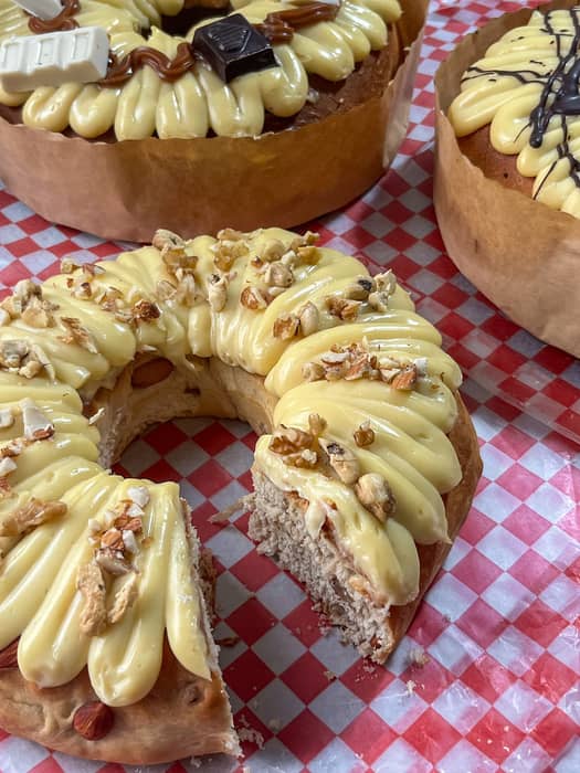 Pascuas en Sagis - Parte 2
LAS ROSCAS 💛
Una joyita nuestra, si podemos decirlo 😏
Están hechas 100% con manteca y la masa es tan suave que parece una nube. La pastelera? Casera, por supuesto
-Rosca Clásica: $12.000
-Rosca doble tentación con dulce de leche: $ 14.000
-Rosca rellena con frutos secos: $ 14.000
Todas ideales para acompañar los mates en Semana Santa.
Tomamos pedidos con anticipación, se entregan muy frescas en esos dias! 💛